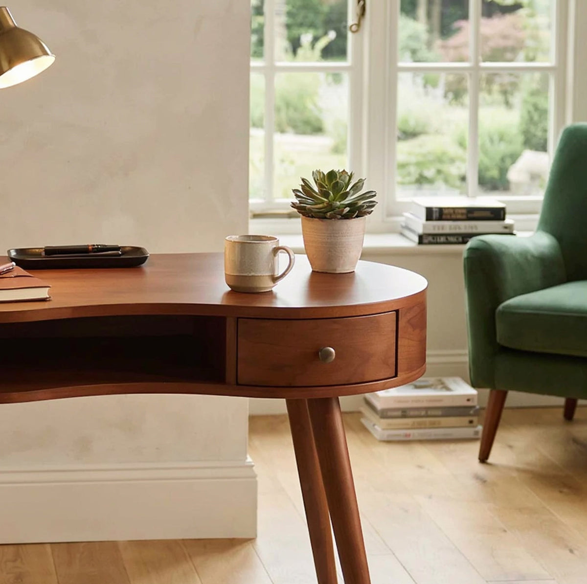Organisch modern massief houten bureau met sierlijke gebogen lijnen
