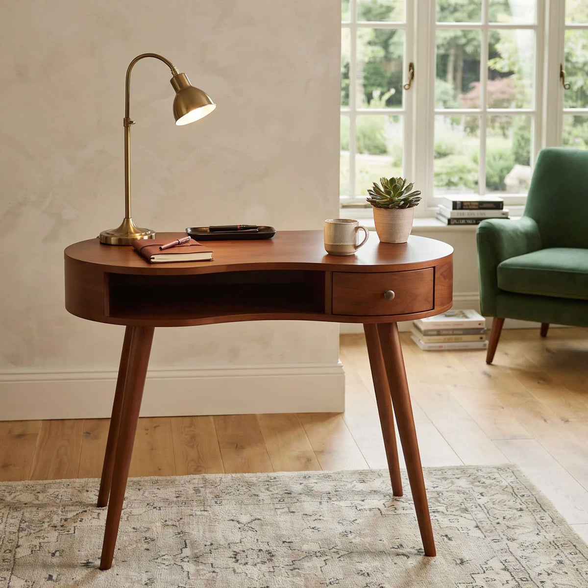 Elegant gebogen bureau van eersteklas massief hout met boomrandstijl
