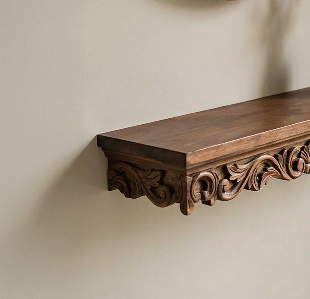 Handgesneden massief houten wandplank met verfijnd krulsnijwerk