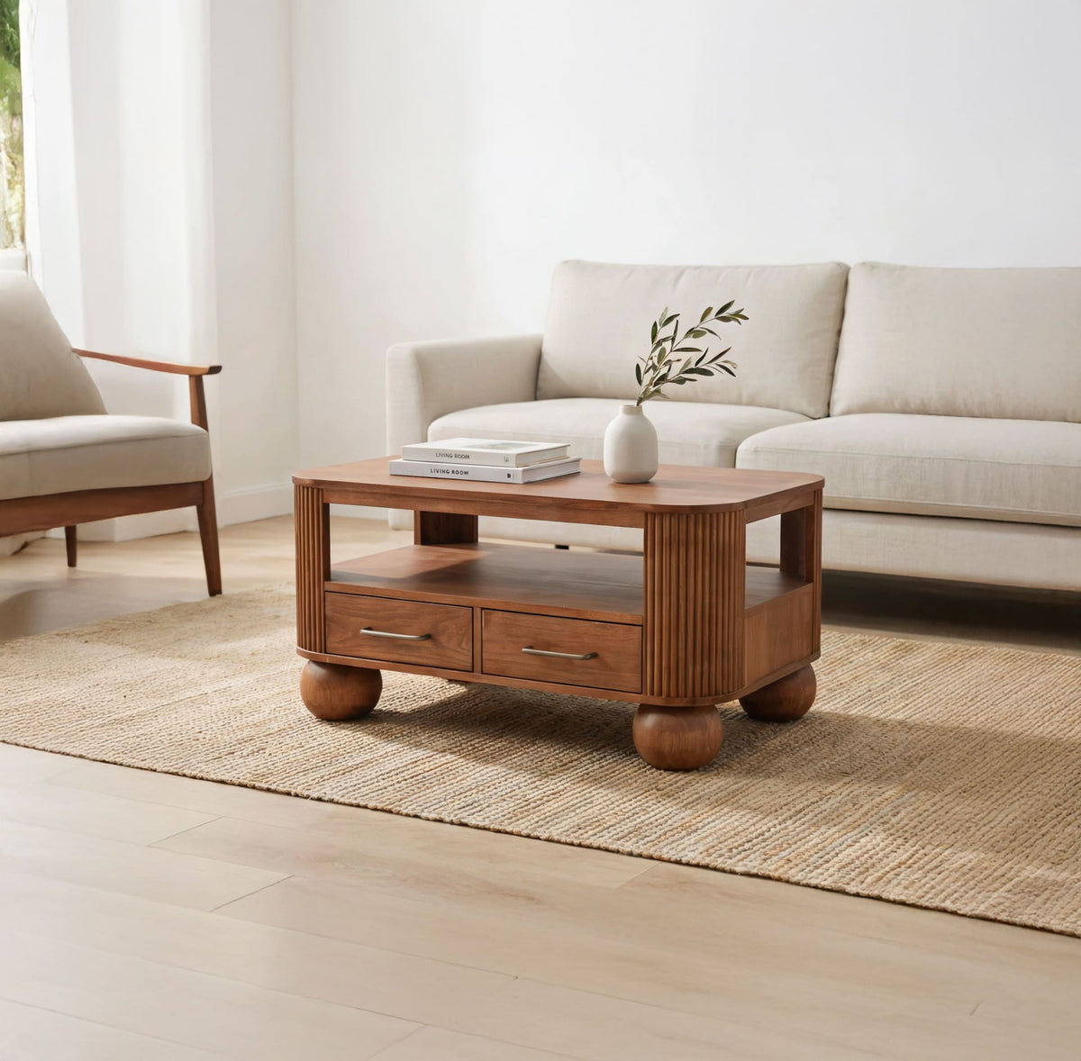 Organisch moderne massief houten salontafel met ribbeldetails in woonkamer