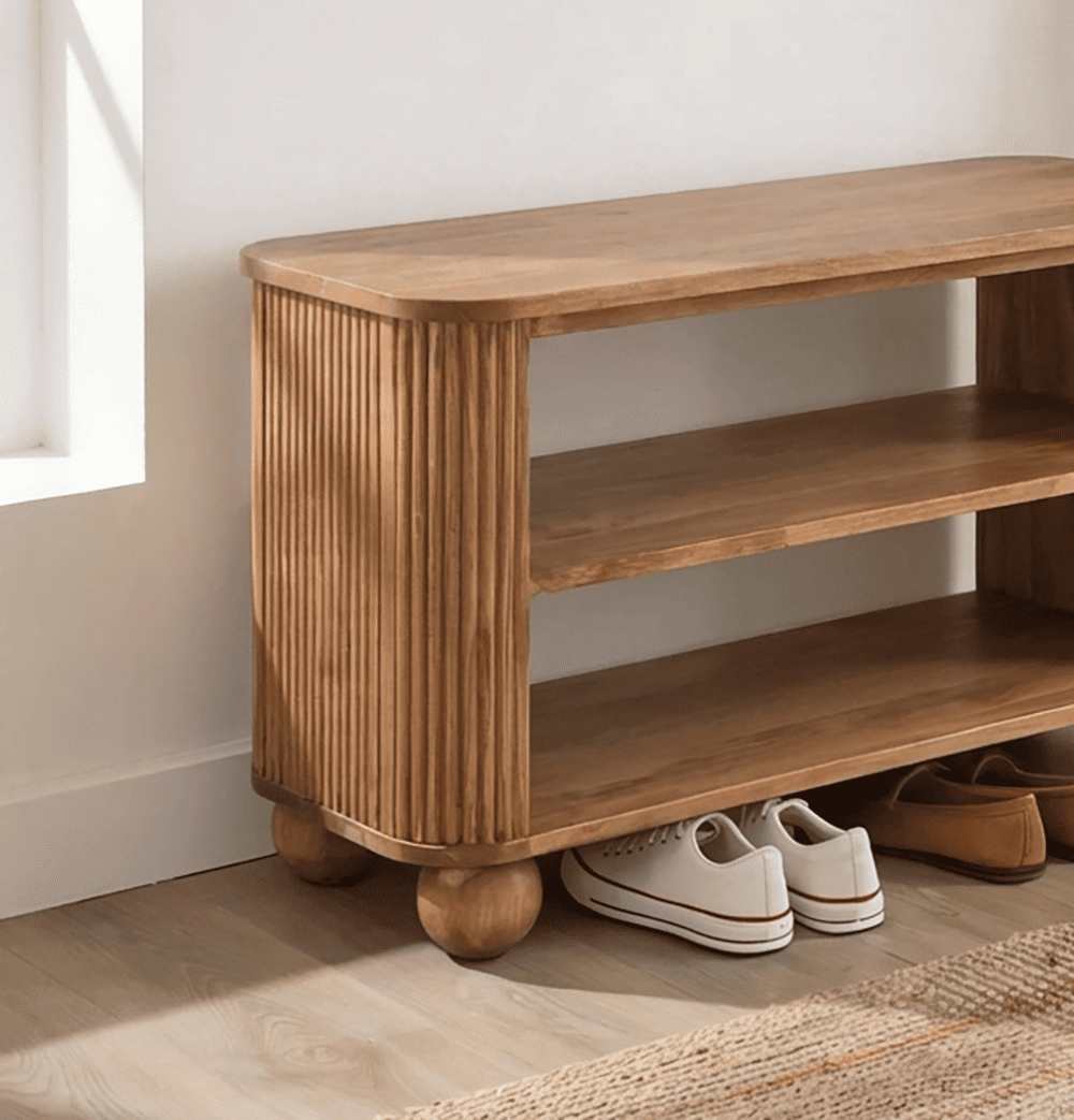 Moderne massief houten bank met verfijnde ribbeldetails en afgeronde poten