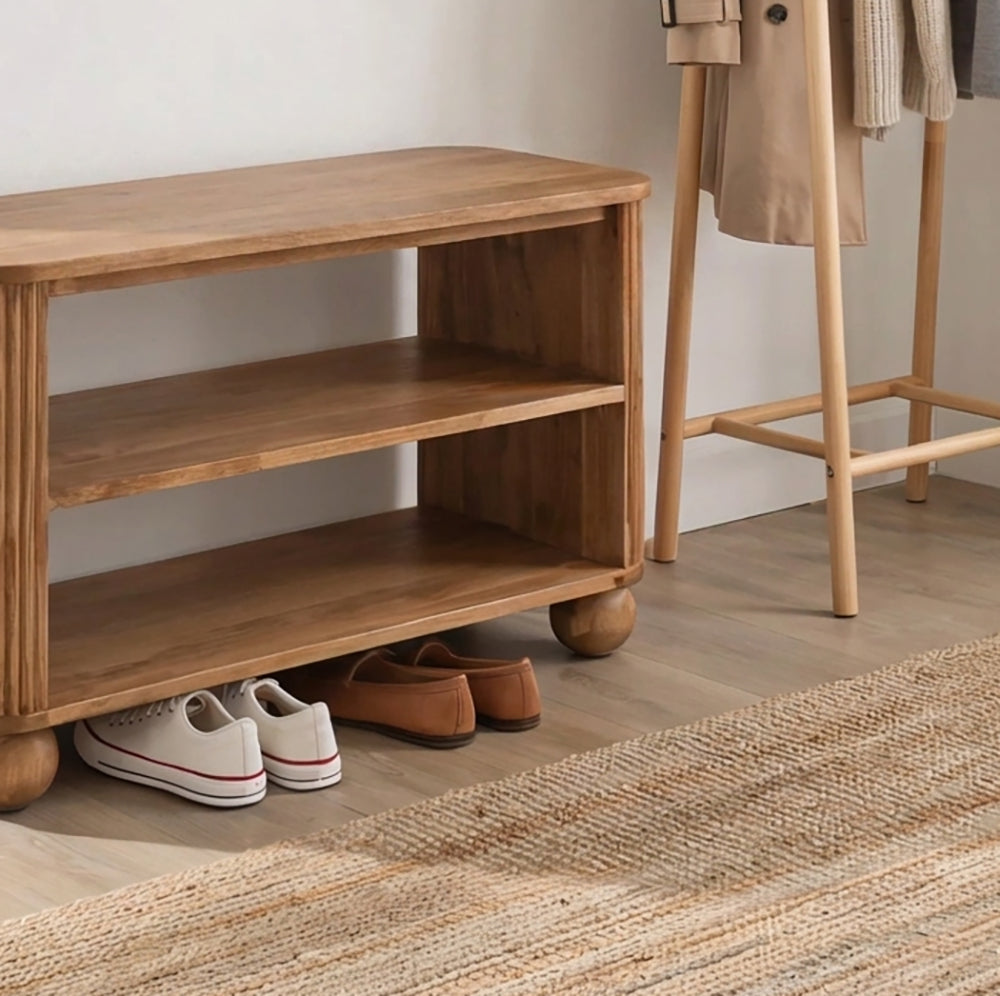 Moderne massief houten bank met verfijnde ribbeldetails en afgeronde poten