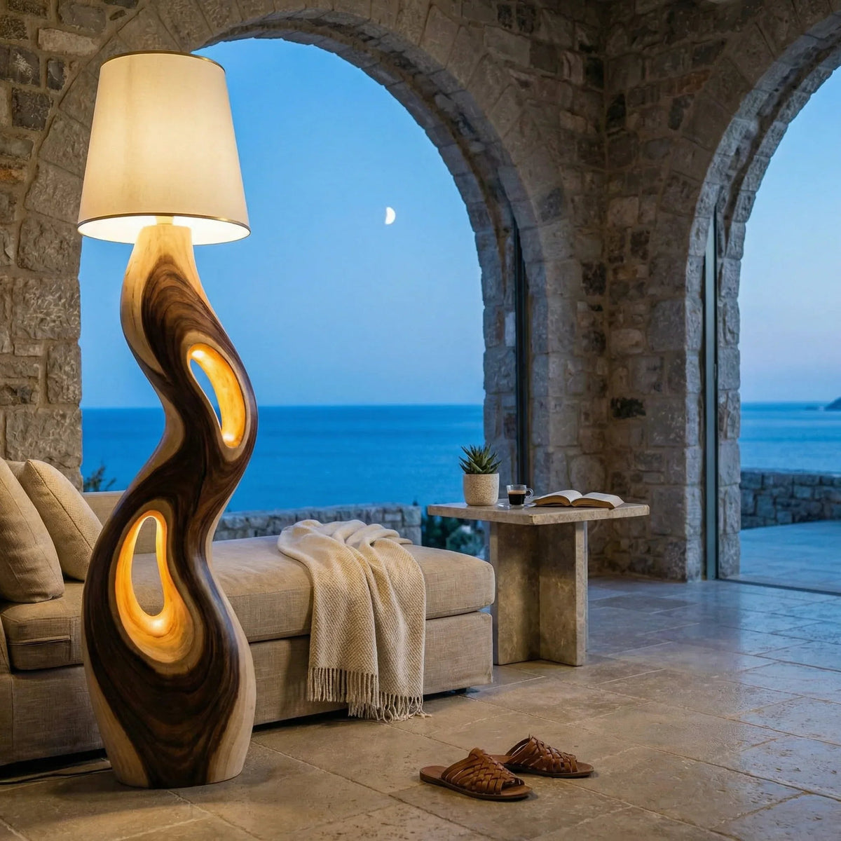 Sculpturale houten vloerlamp met lichtopeningen in kustinterieur
