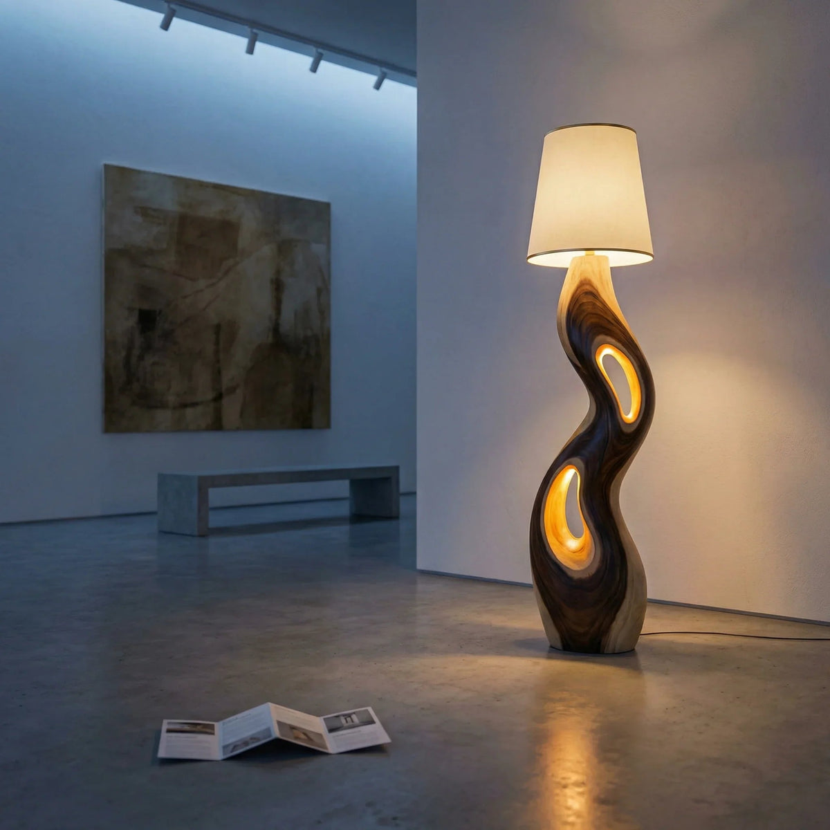 Handgemaakte houten staande lamp met verlichte accenten in moderne kamer