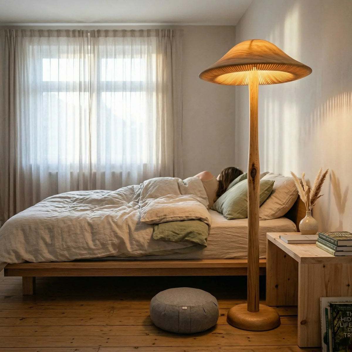 Warme houten paddenstoel vloerlamp in minimalistische slaapkamer