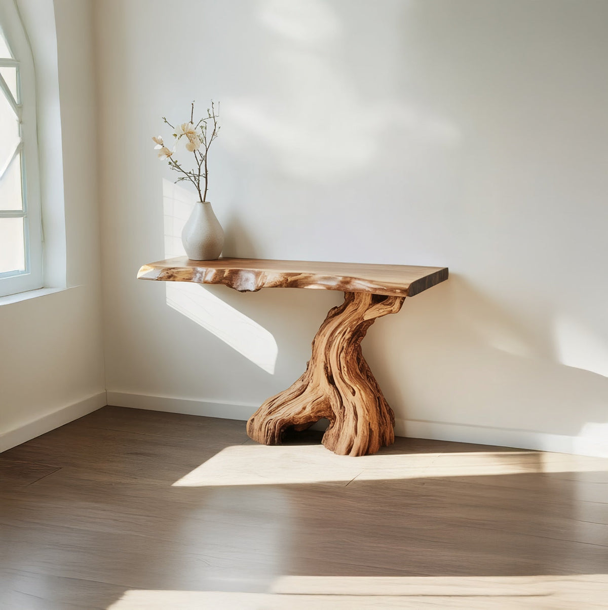 Modern rustieke massief houten sidetable met boomstamvoet in een elegante hal