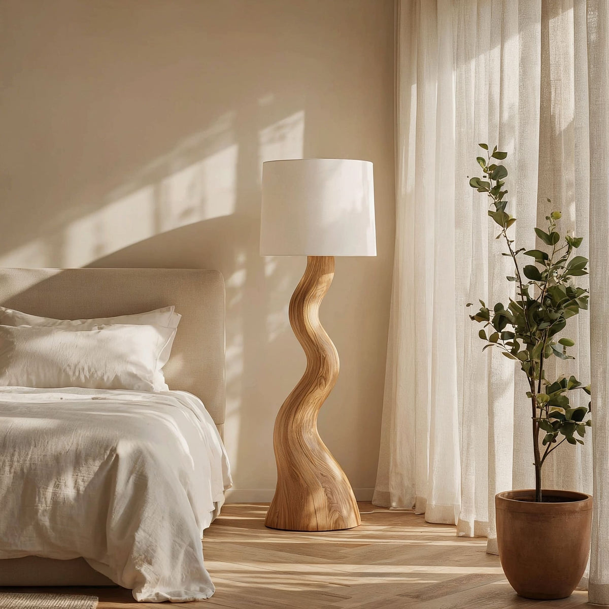 Handgemaakte houten vloerlamp voor warme sfeerverlichting in de slaapkamer