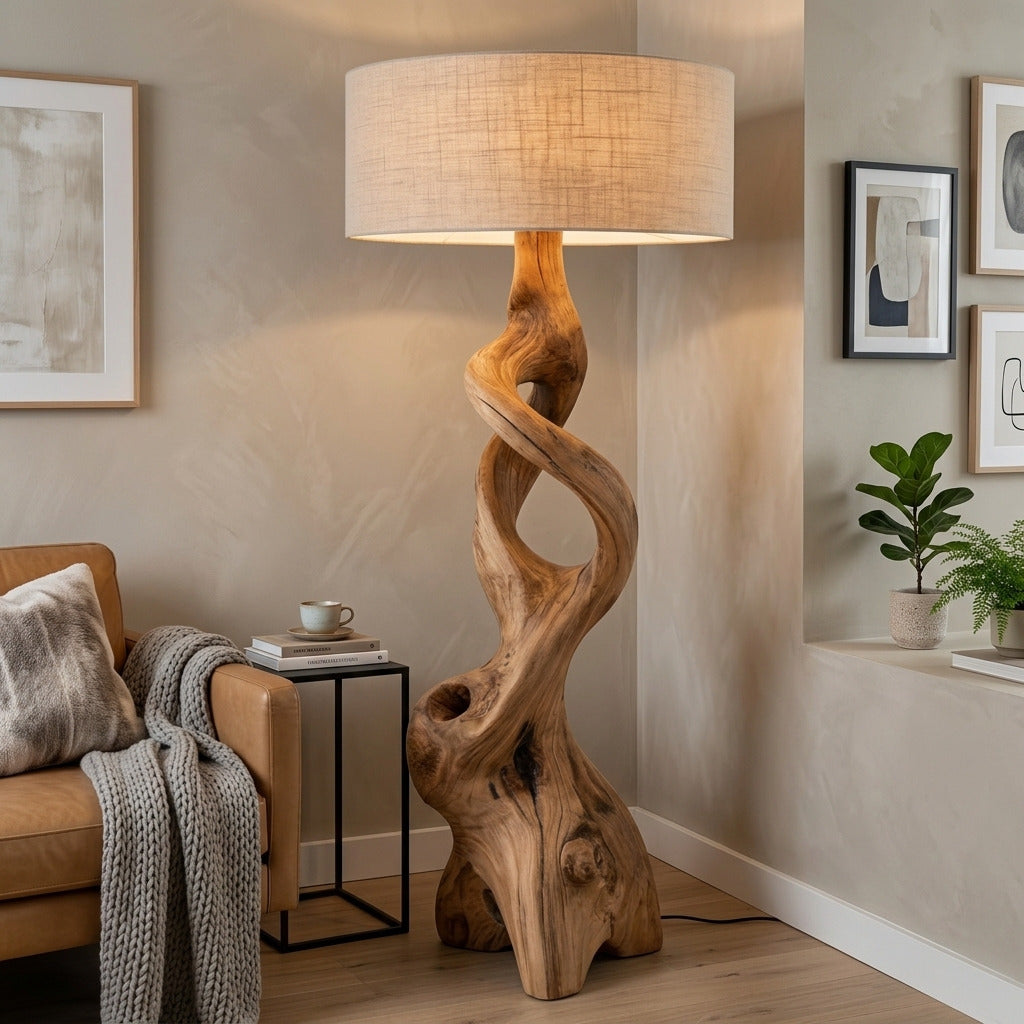 Handgemaakte houten staande lamp in een minimalistische woonkamer