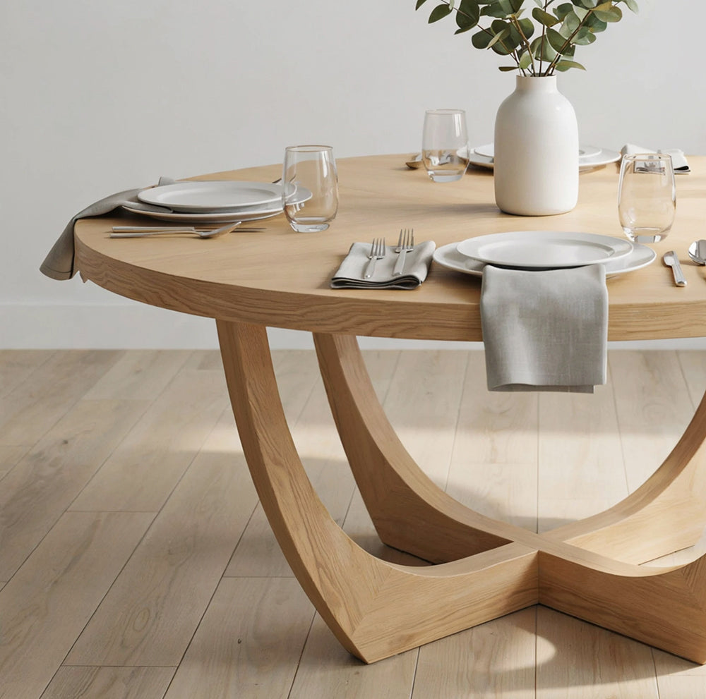 Handgemaakte ronde eettafel met organisch ontwerp en natuurlijke houtnerf