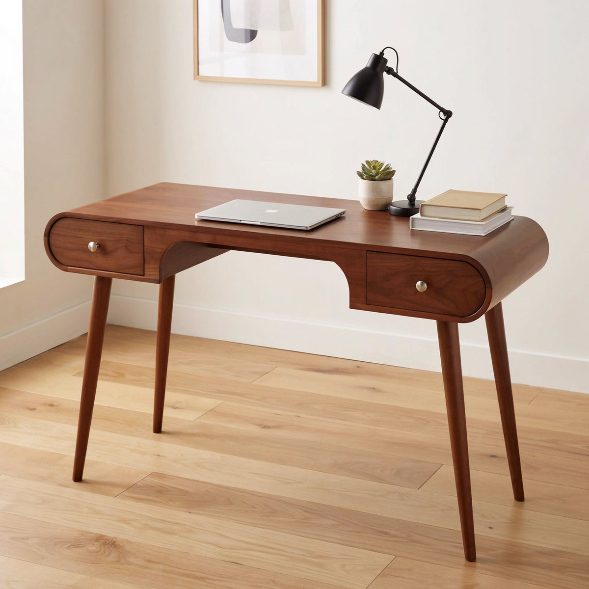 Modern sculpturaal bureau van eersteklas massief hout met gebogen randen