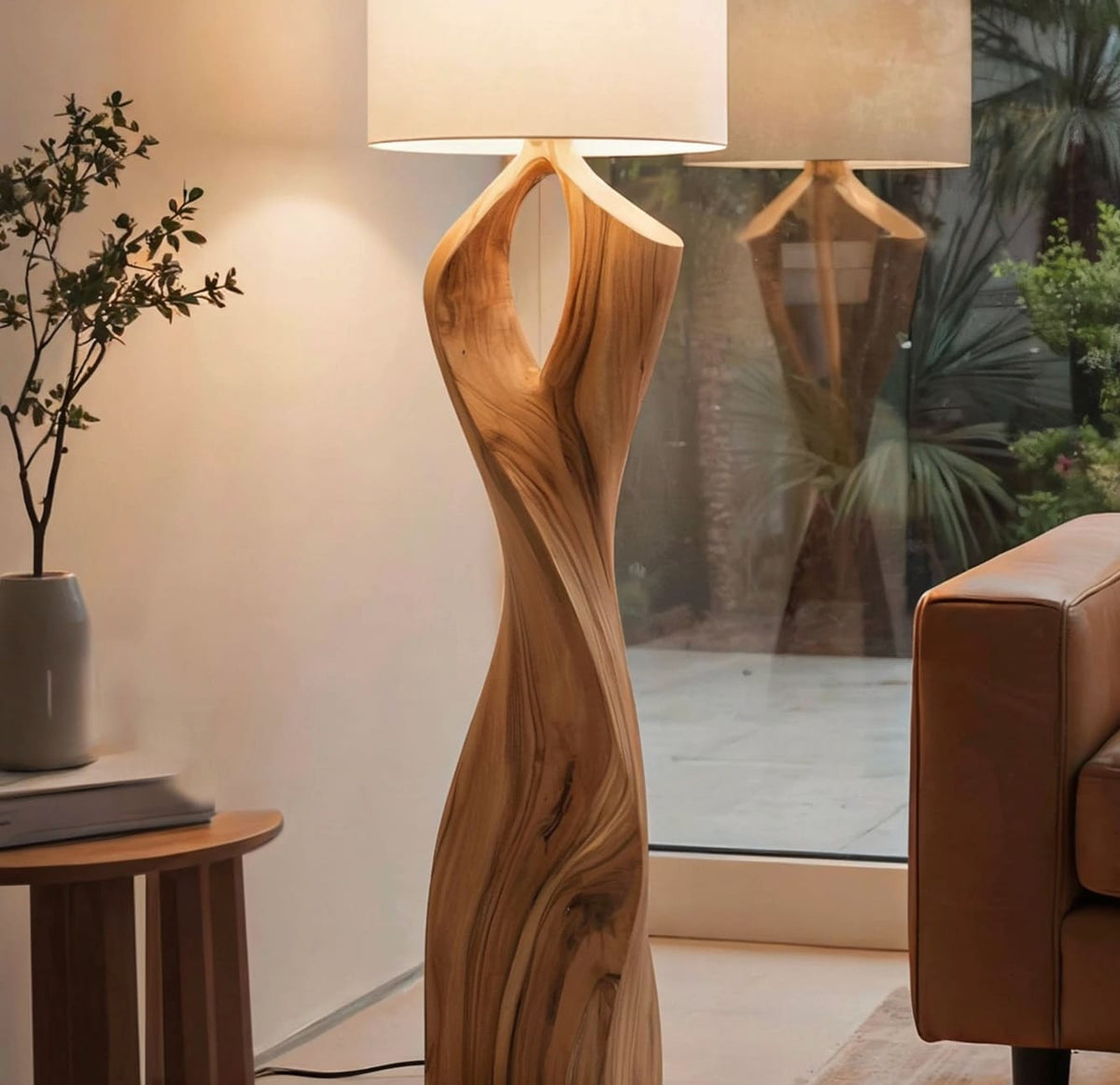 Luxe boomrand vloerlamp in een elegante leefruimte