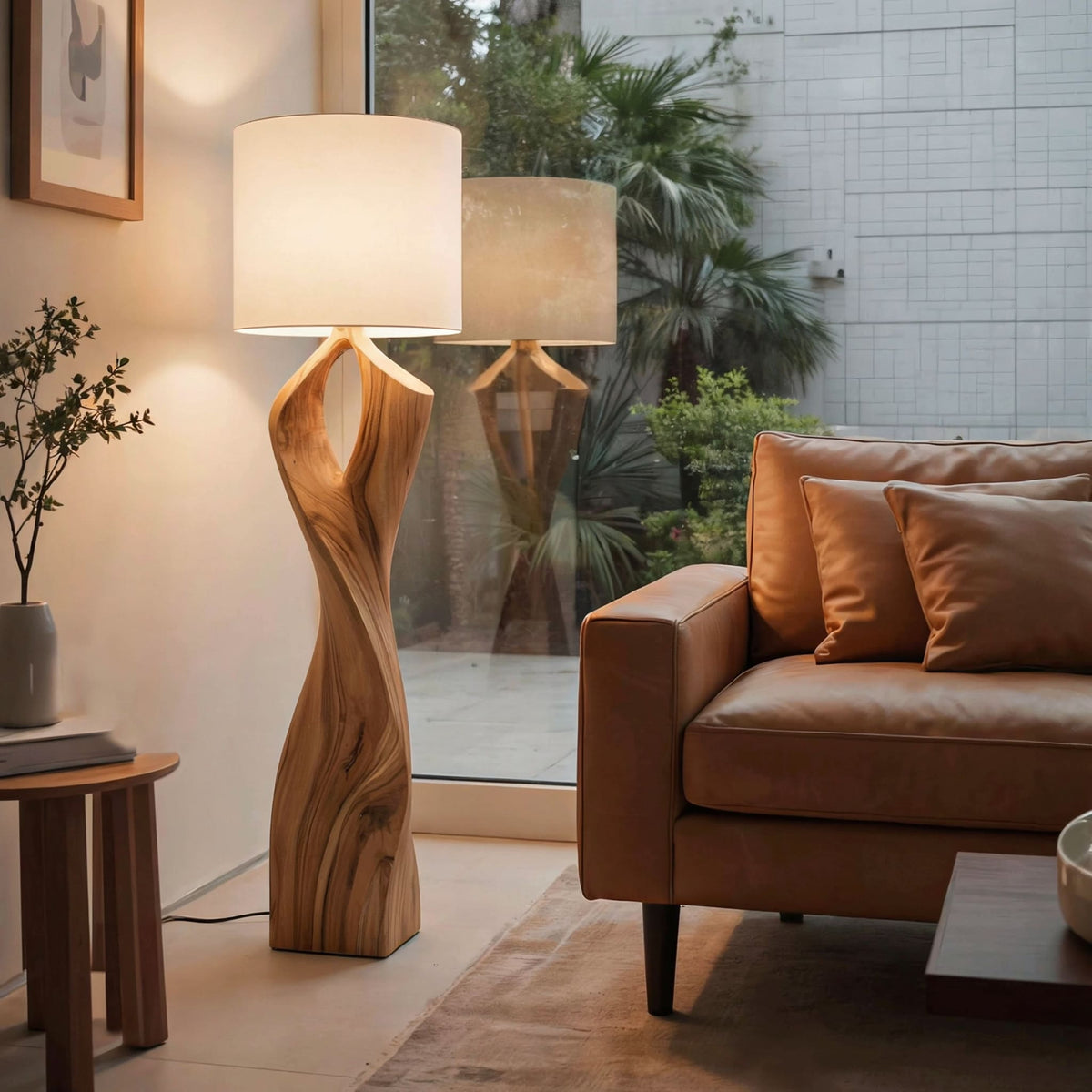 Moderne getordeerde vloerlamp van massief hout