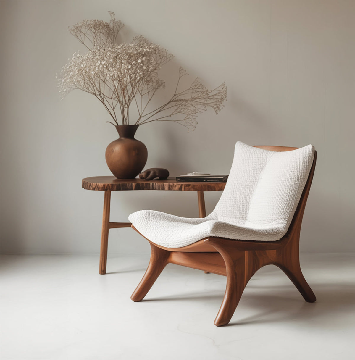 Handgemaakte houten stoel met organisch gebogen silhouet