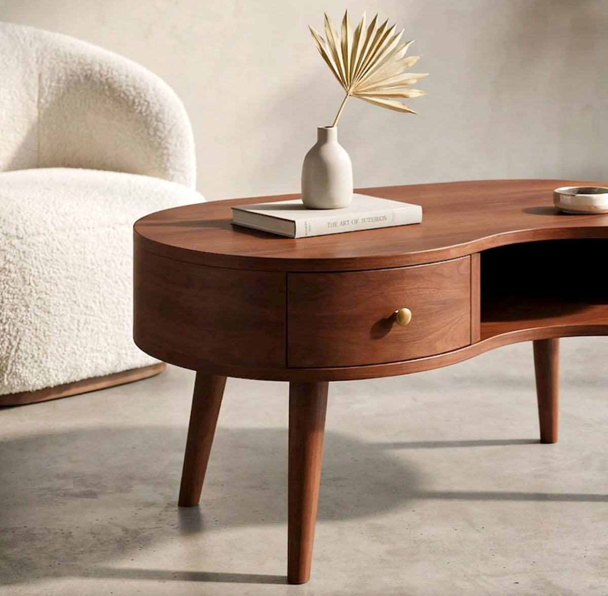 Moderne gebogen massief houten salontafel met praktische lade