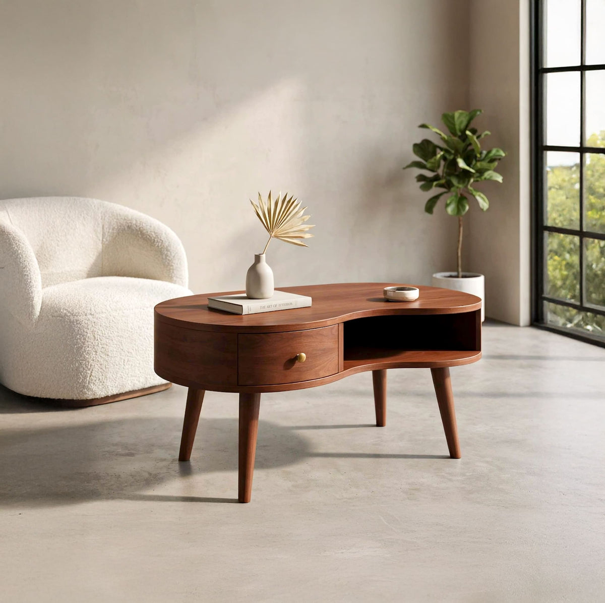 Organische massief houten salontafel met lade in een moderne woonkamer