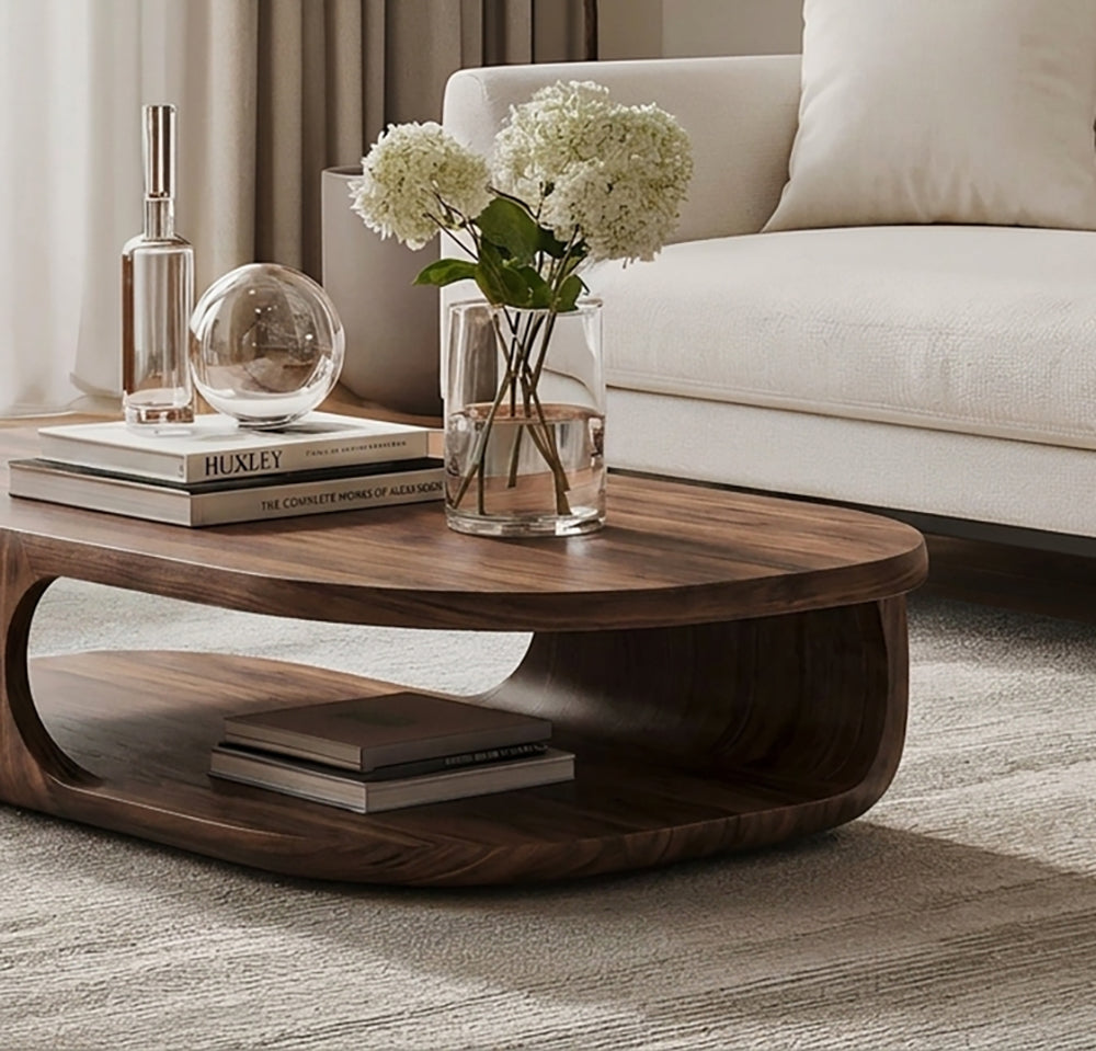 Gebogen massief houten salontafel met open onderplateau voor opslag en decoratie