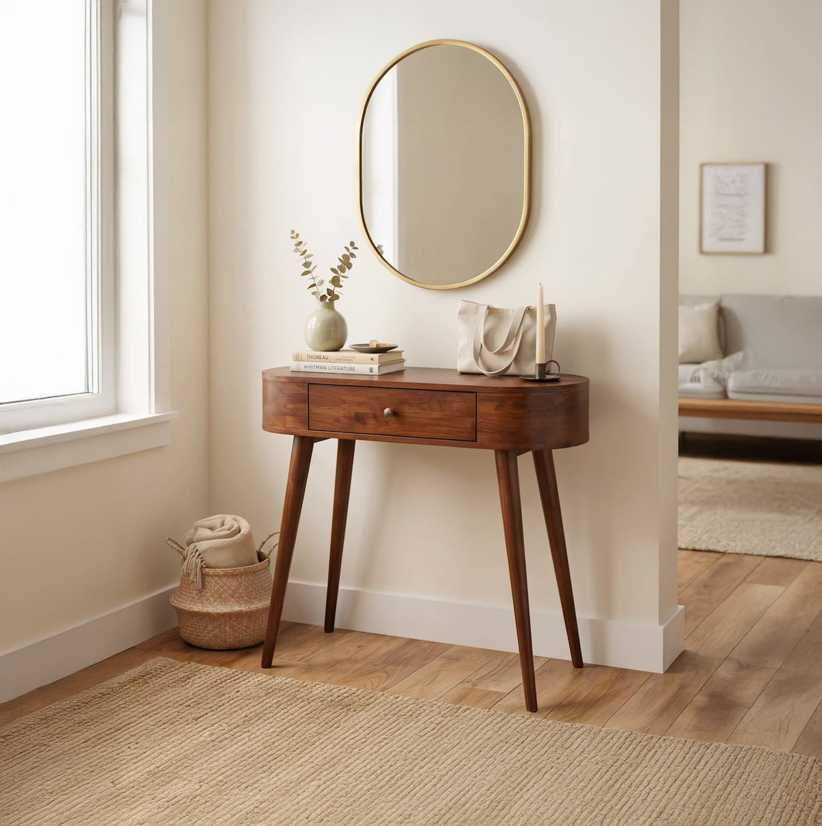 Gebogen massief houten haltafel met lade in een Japandi entree