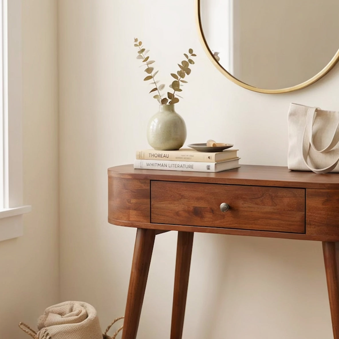 Moderne Japandi massief houten sidetable met gebogen silhouet en lade