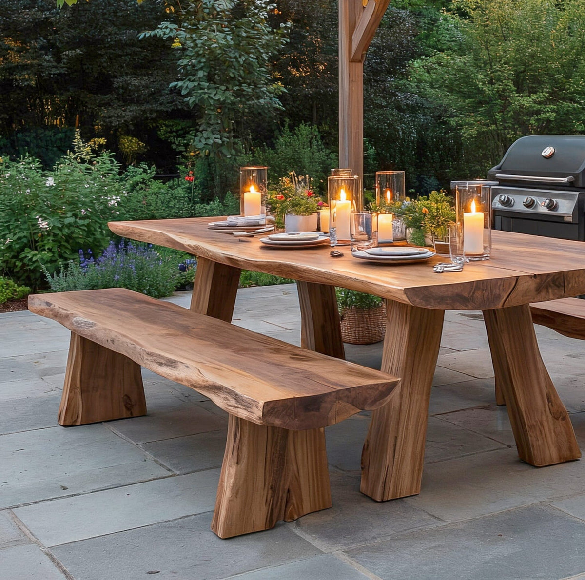 Organisch moderne buiteneettafel op een minimalistisch terras