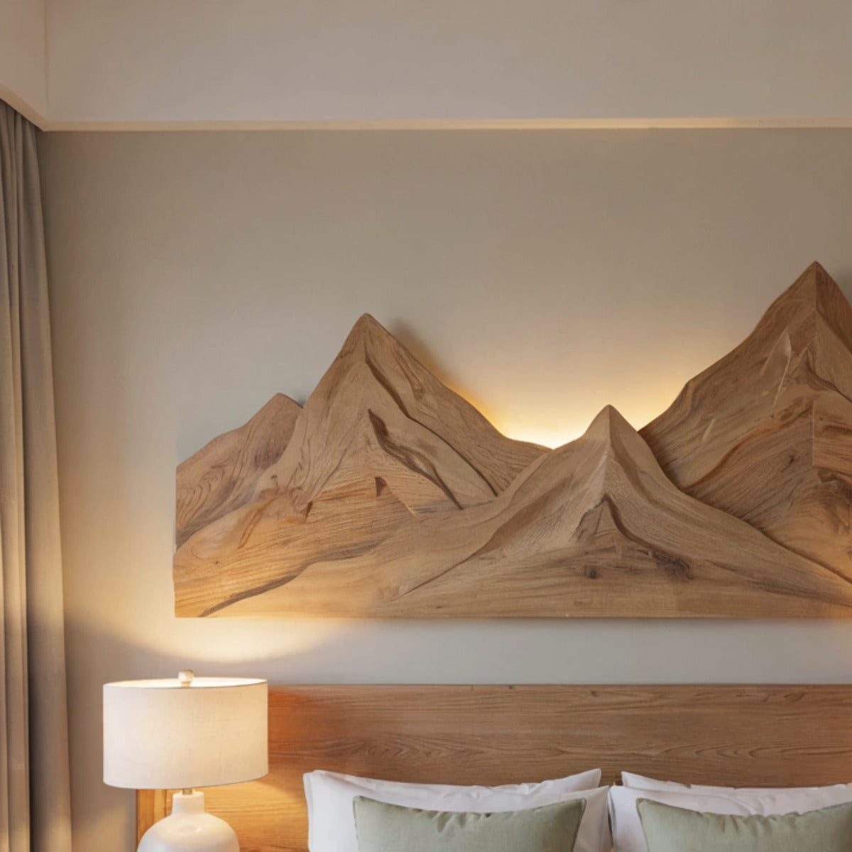 Rustiek massief houten wandpaneel met berglandschap