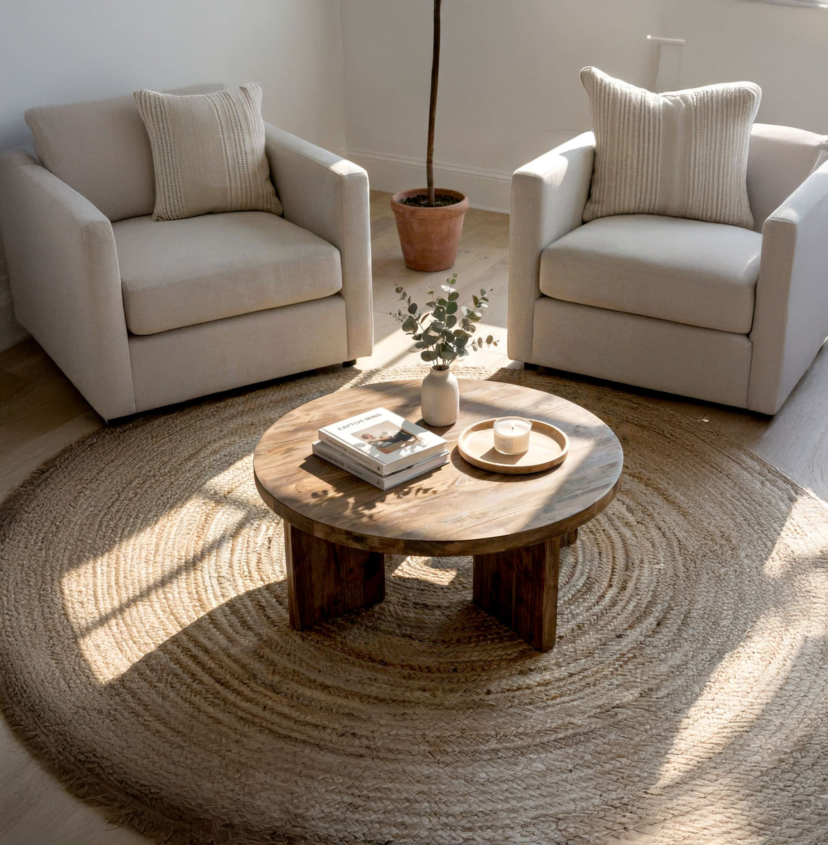 Japandi massief houten ronde salontafel in een minimalistische zithoek