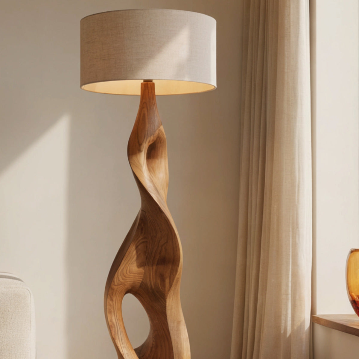 Artistieke sculpturale houten vloerlamp met organisch ontwerp