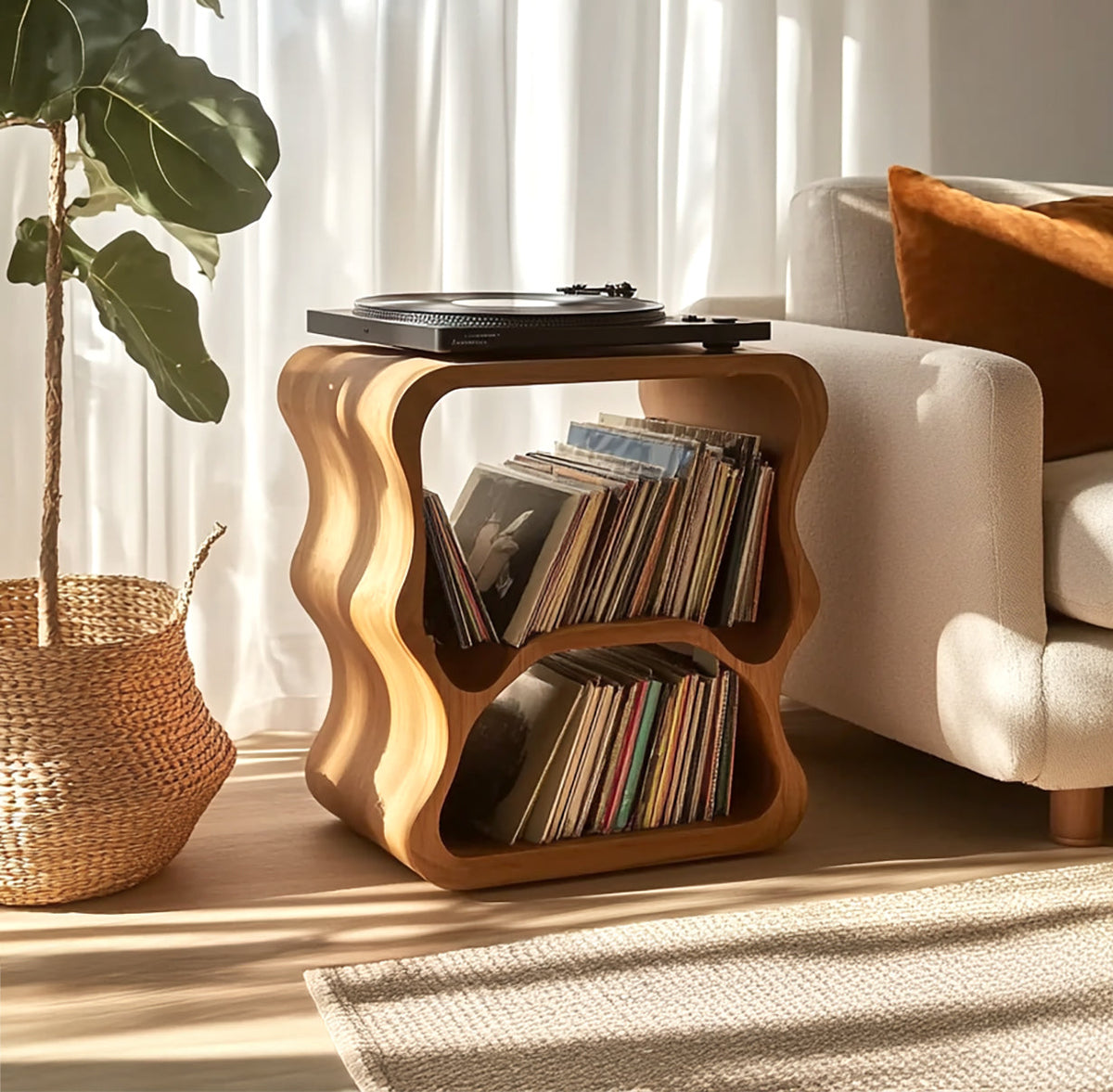 Compact houten platenspeler meubel naast een moderne crèmekleurige bank