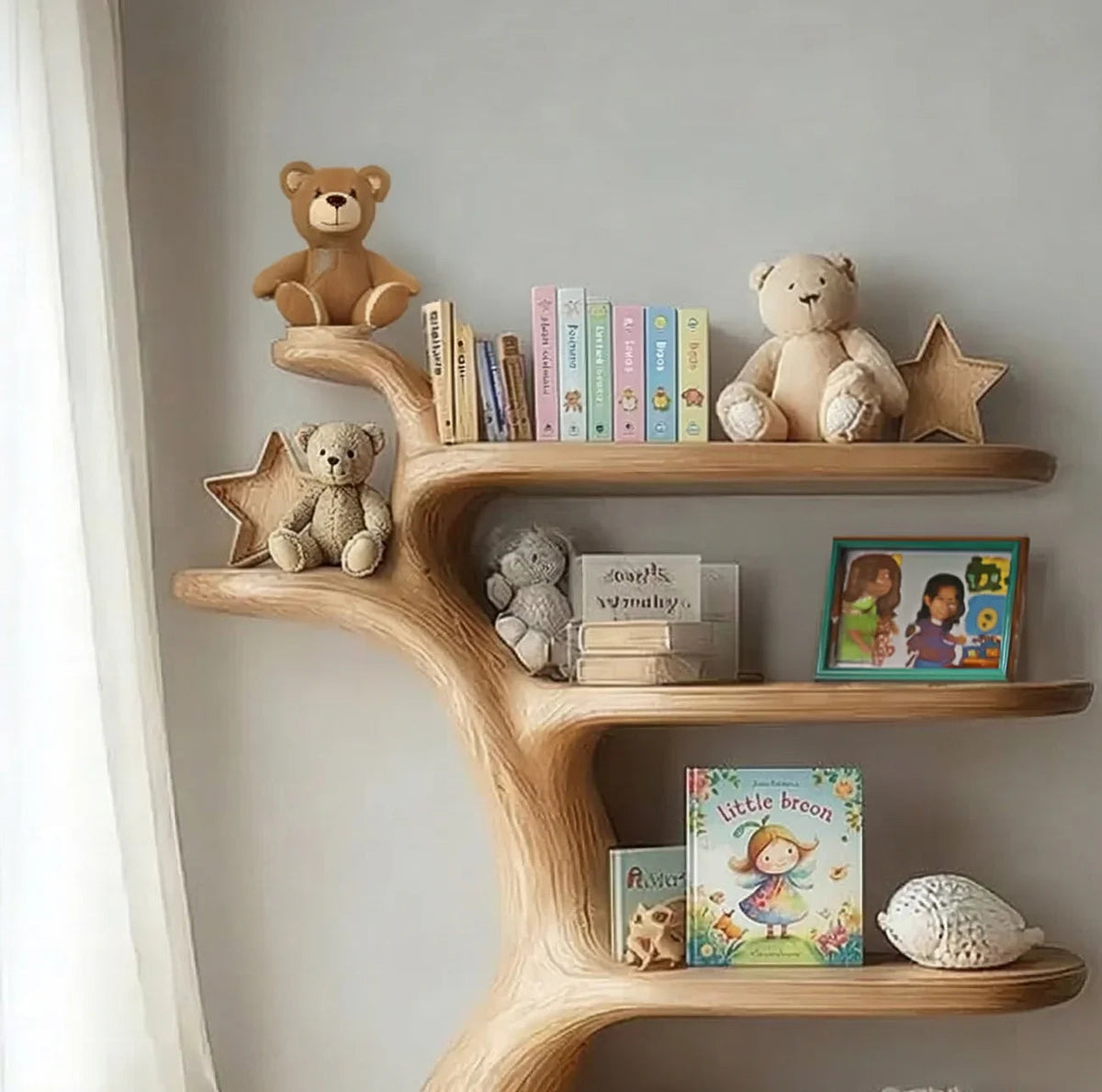 Handgemaakt massief houten wandrek in de kinderkamer met speelgoed en boeken