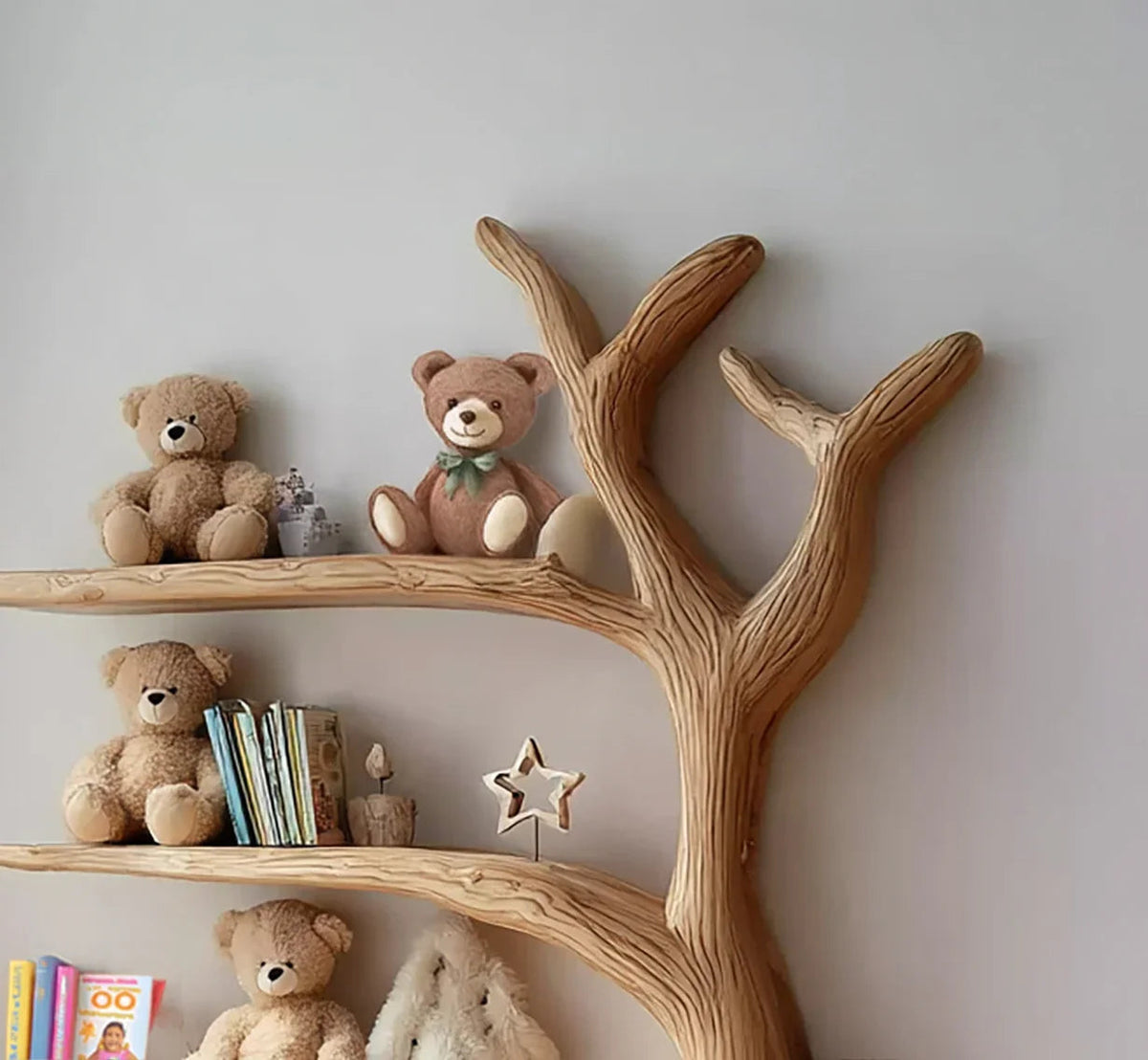 Houten boom wandplank in een babykamer met kinderboeken en speelgoed