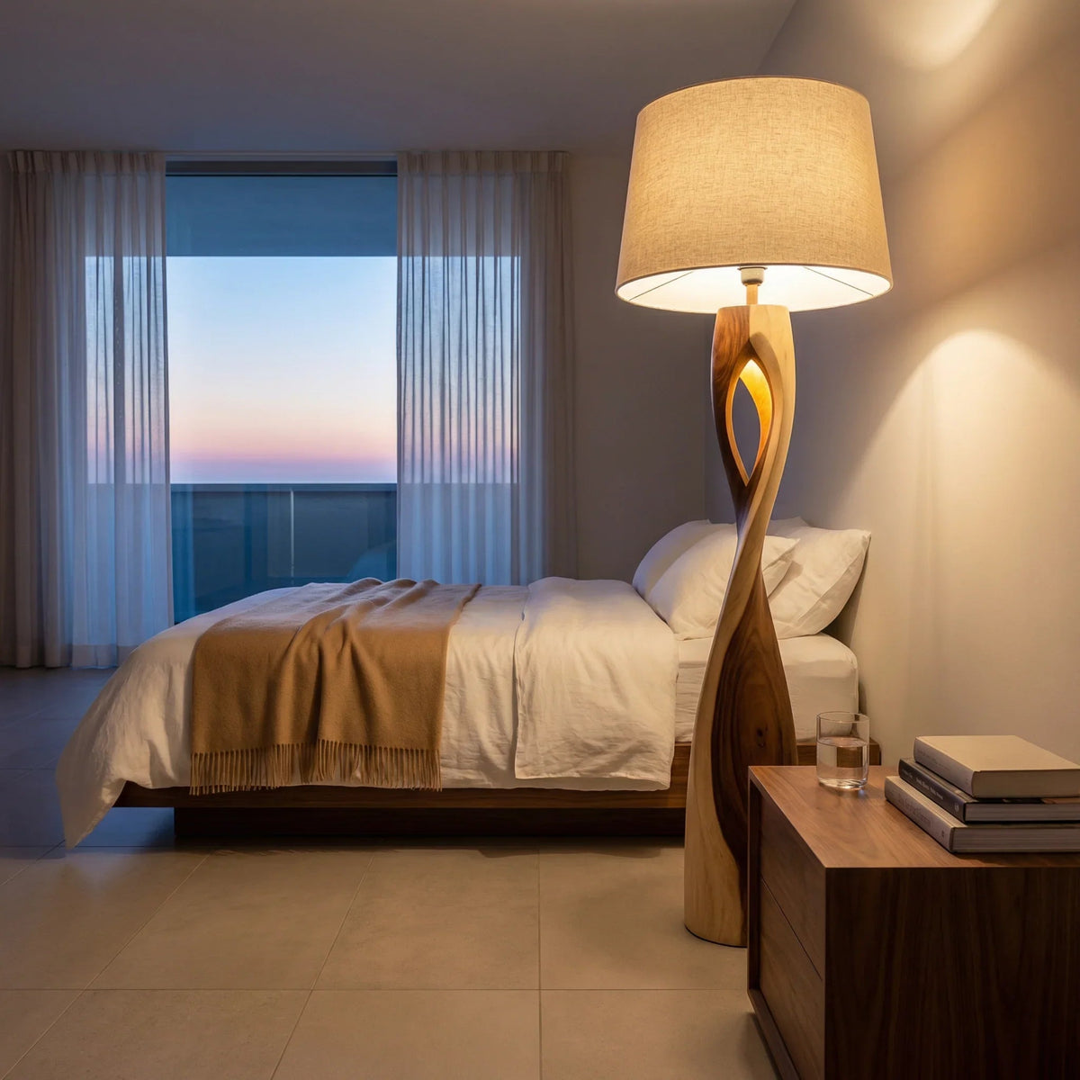 Gedraaide open frame houten vloerlamp met LED-gloed naast het bed in slaapkamer