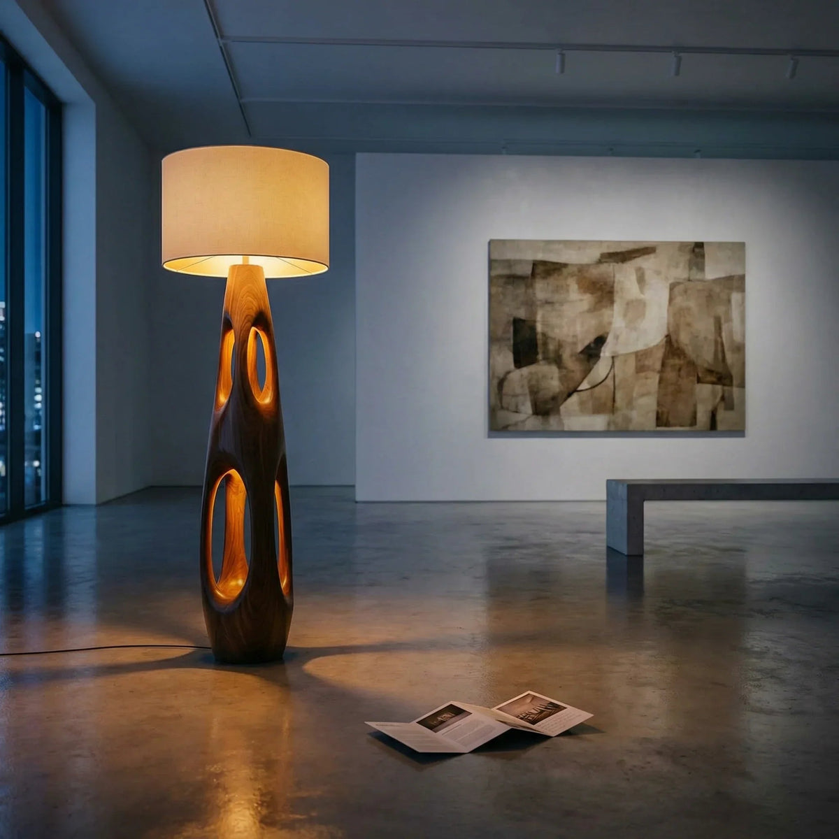 Handgemaakte houten vloerlamp met stoffen kap in eigentijdse woonkamer