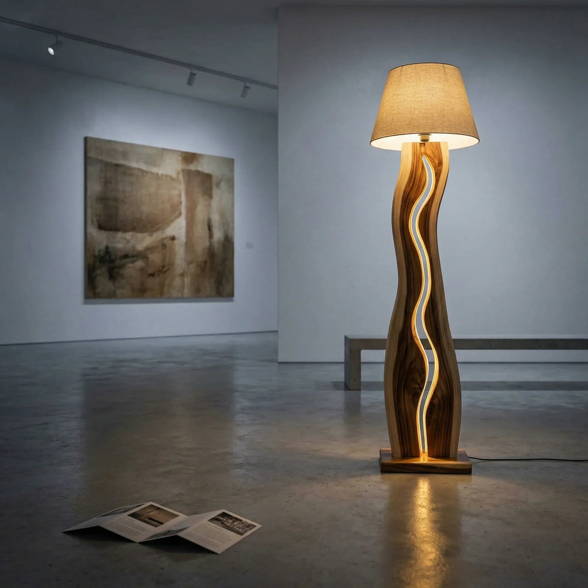 Moderne houten vloerlamp met golvend design en stoffen kap in minimalistische kamer