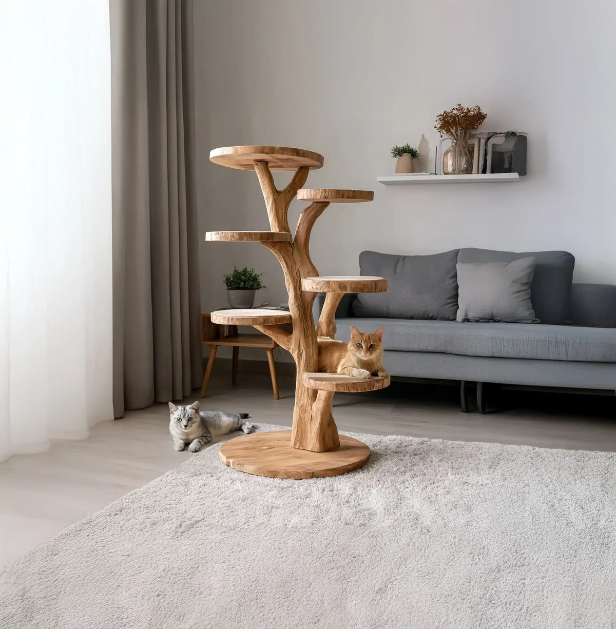 Moderne massief houten klimpaal voor katten in een eigentijdse zithoek