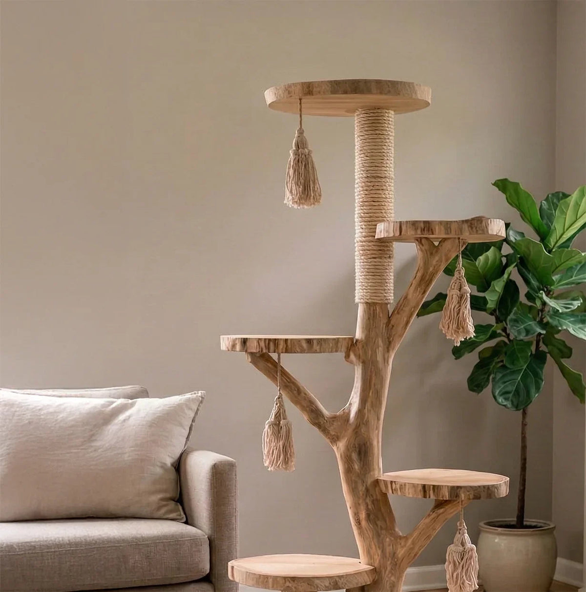 Exclusief massief houten kattenmeubel met een modern sculpturaal design