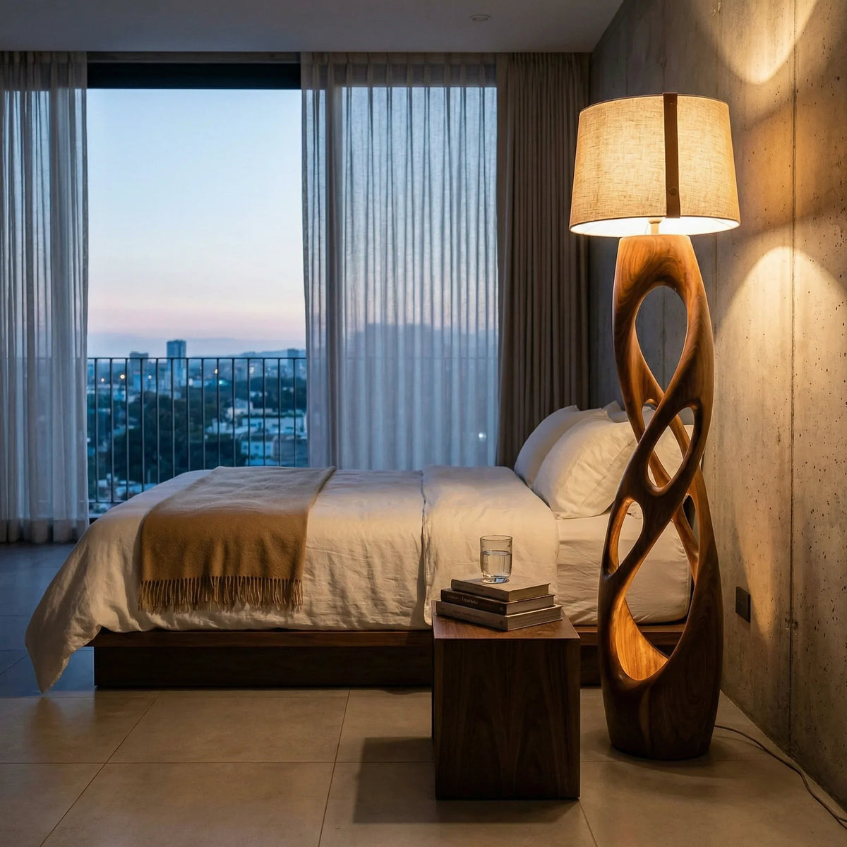 Luxe slaapkamer met minimalistisch bed en sculpturale houten vloerlamp