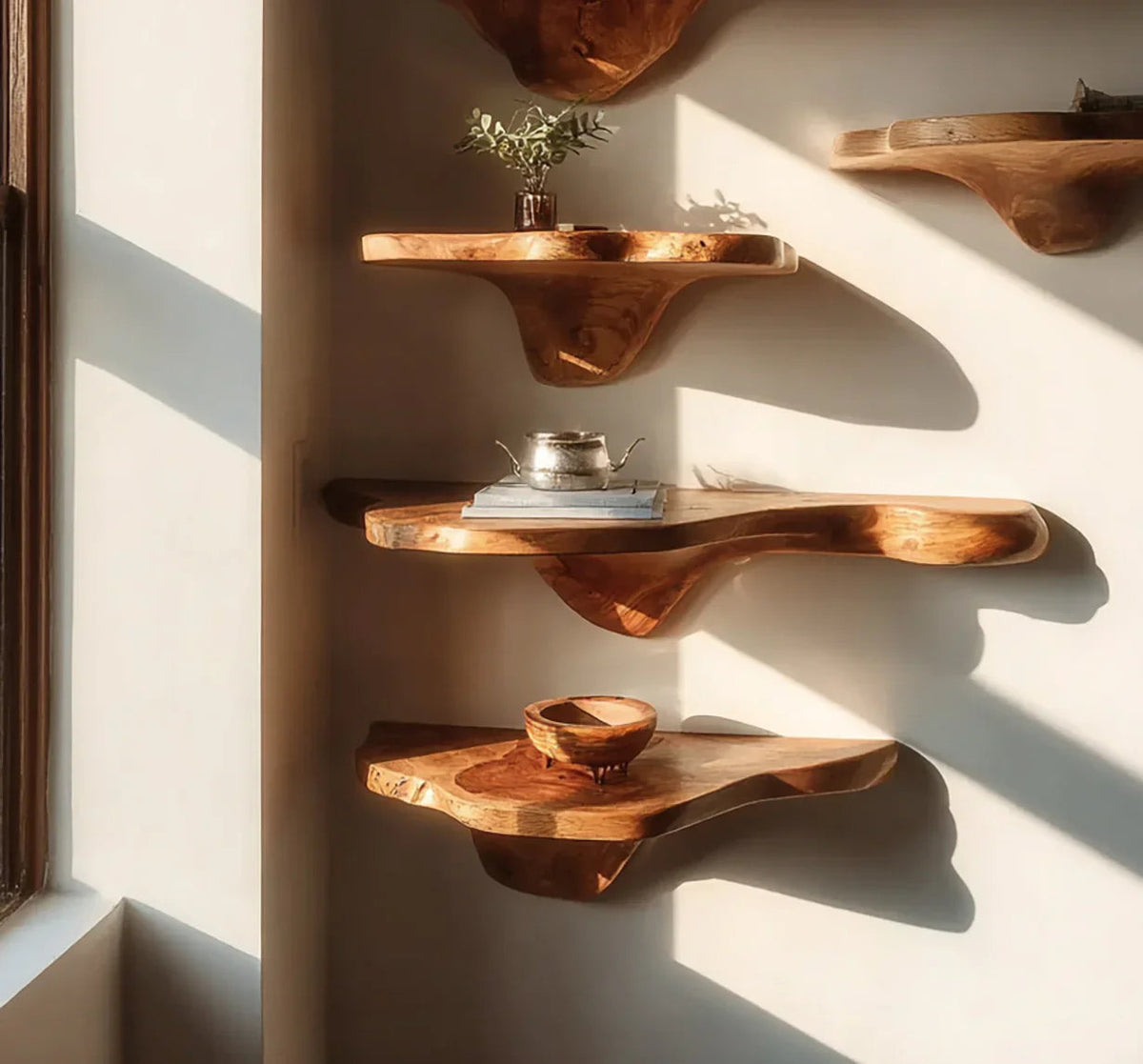 Massief houten boomrand zwevende wandplanken aan de muur in zonlicht