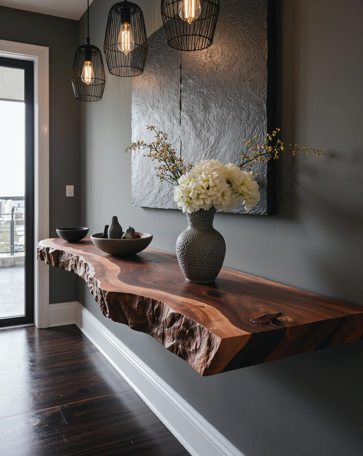Zwevende massief houten wandplank met boomrand, gestyled met vazen en kommen